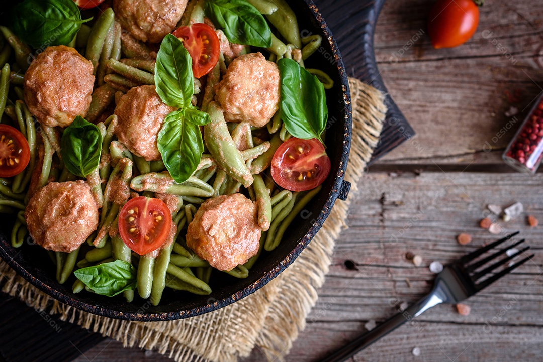 Deliciosa massa fresca com almôndegas, molho, tomate cereja e manjericão. Cozinha mediterrânea italiana