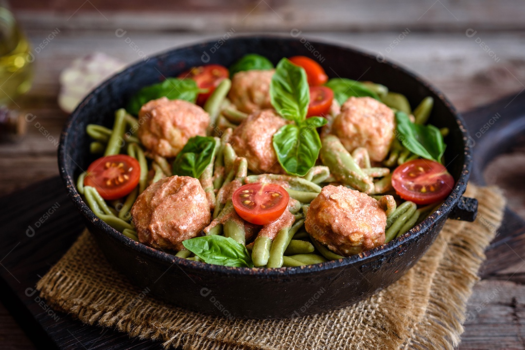 Deliciosa massa fresca com almôndegas, molho, tomate cereja e manjericão. Cozinha mediterrânea italiana