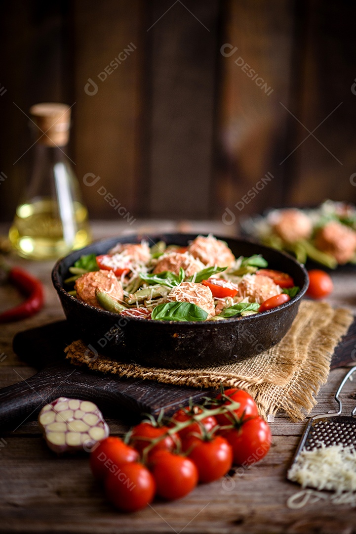 Deliciosa massa fresca com almôndegas, molho, tomate cereja e manjericão. Cozinha mediterrânea italiana