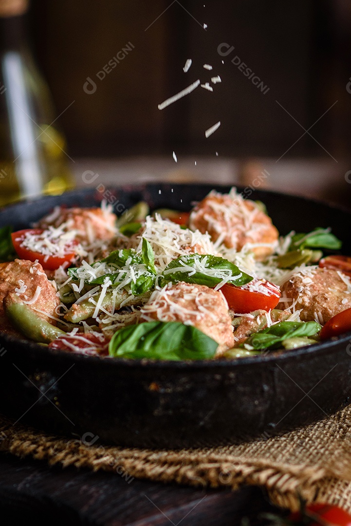 Deliciosa massa fresca com almôndegas, molho, tomate cereja e manjericão. Cozinha mediterrânea italiana