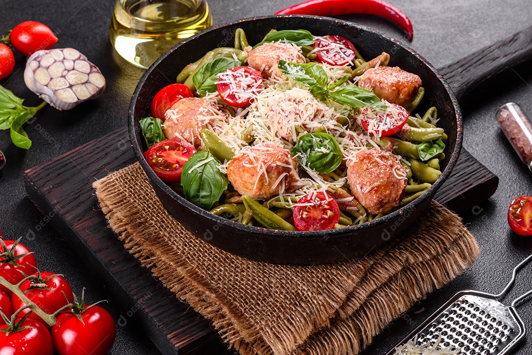 Deliciosa massa fresca com almôndegas, molho, tomate cereja e manjericão. Cozinha mediterrânea italiana