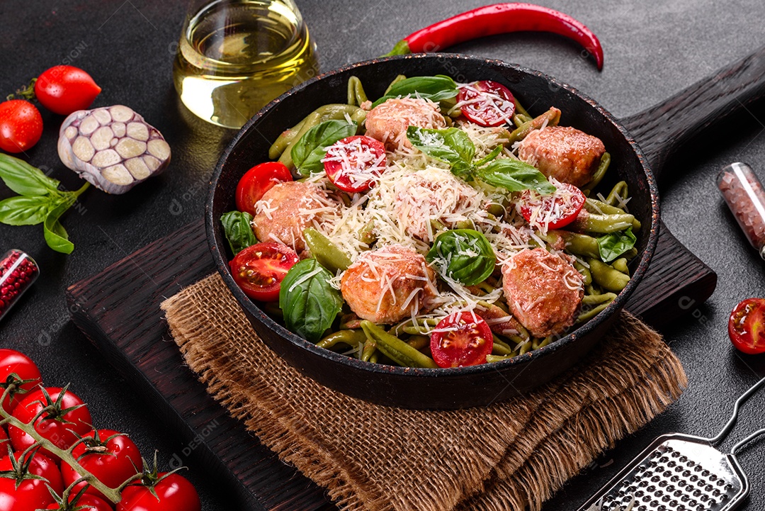 Deliciosa massa fresca com almôndegas, molho, tomate cereja e manjericão. Cozinha mediterrânea italiana