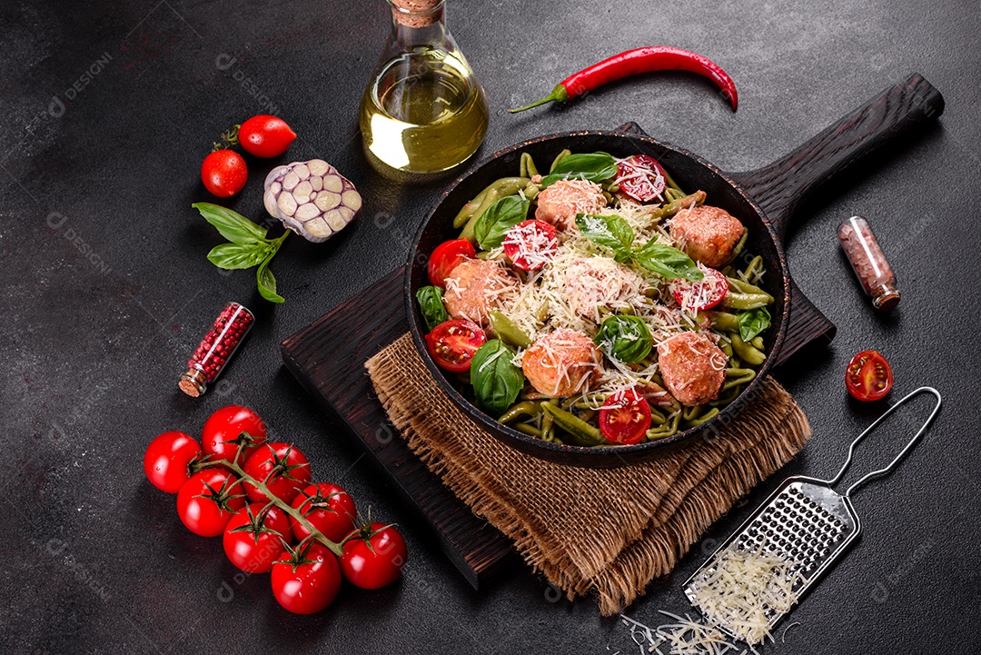 Deliciosa massa fresca com almôndegas, molho, tomate cereja e manjericão. Cozinha mediterrânea italiana