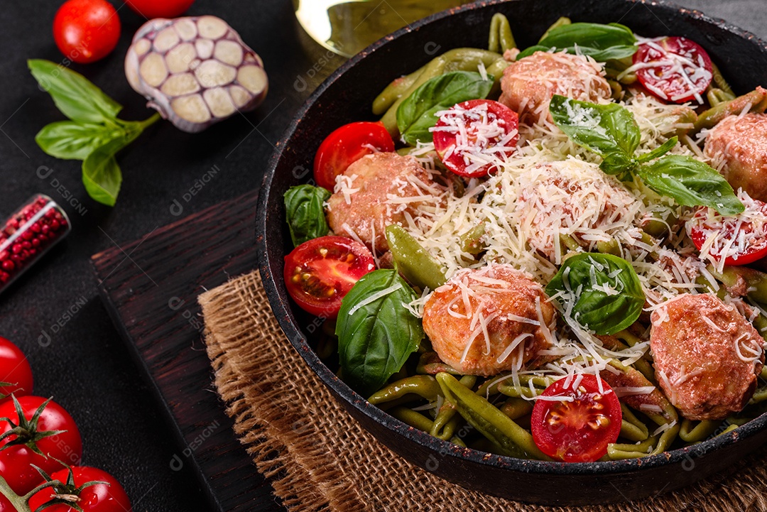 Deliciosa massa fresca com almôndegas, molho, tomate cereja e manjericão. Cozinha mediterrânea italiana