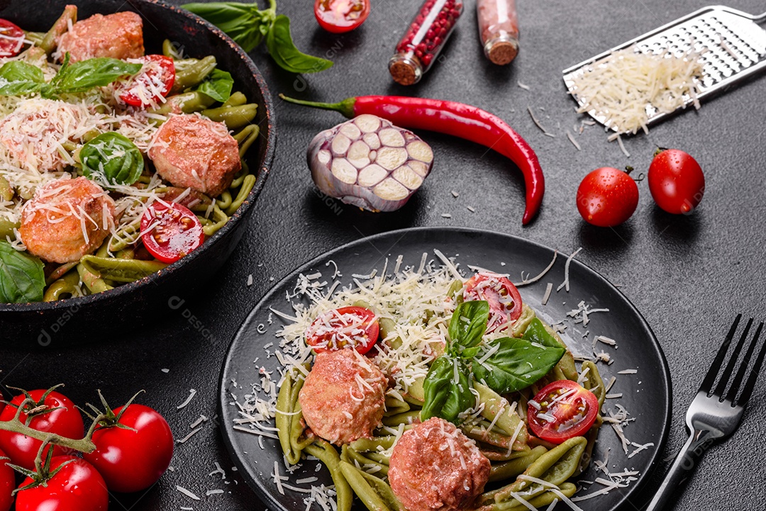 Deliciosa massa fresca com almôndegas, molho, tomate cereja e manjericão. Cozinha mediterrânea italiana