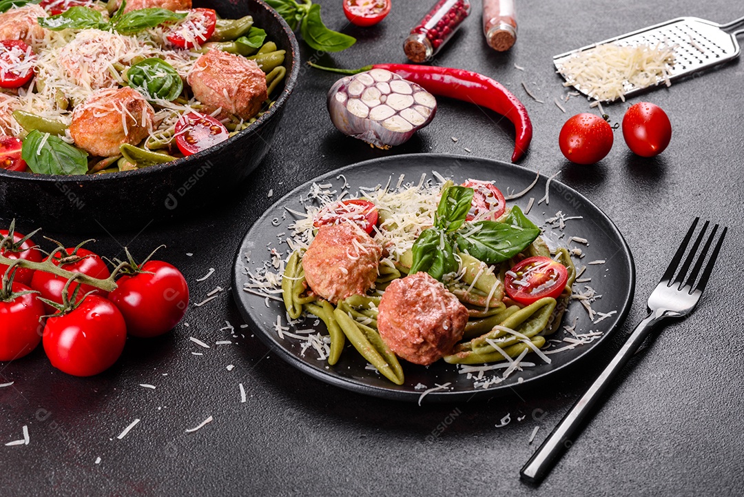 Deliciosa massa fresca com almôndegas, molho, tomate cereja e manjericão. Cozinha mediterrânea italiana