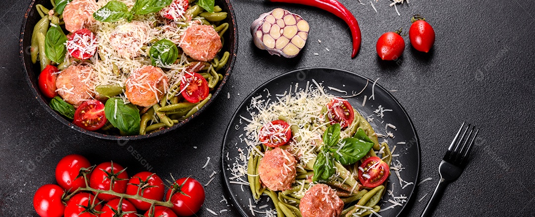 Deliciosa massa fresca com almôndegas, molho, tomate cereja e manjericão. Cozinha mediterrânea italiana