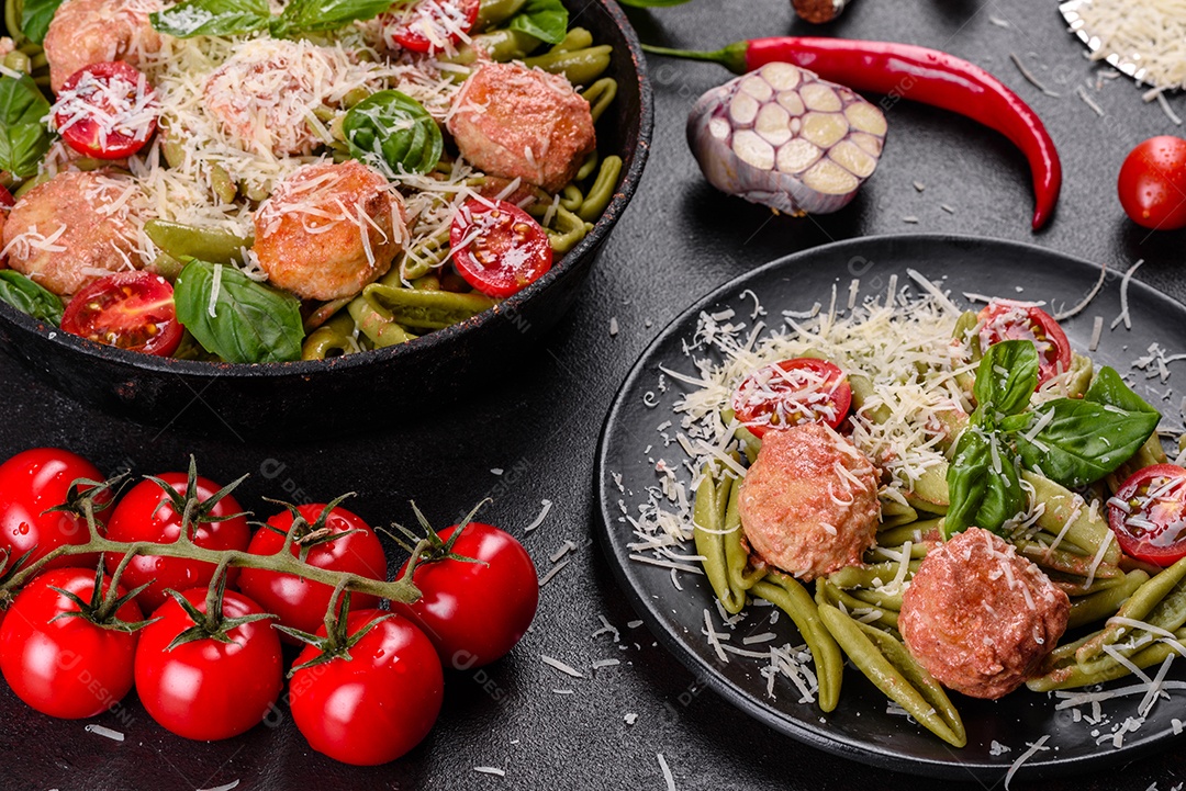 Deliciosa massa fresca com almôndegas, molho, tomate cereja e manjericão. Cozinha mediterrânea italiana