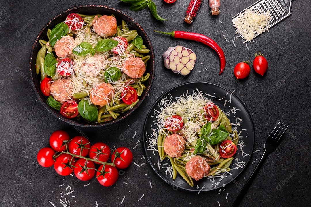 Deliciosa massa fresca com almôndegas, molho, tomate cereja e manjericão. Cozinha mediterrânea italiana