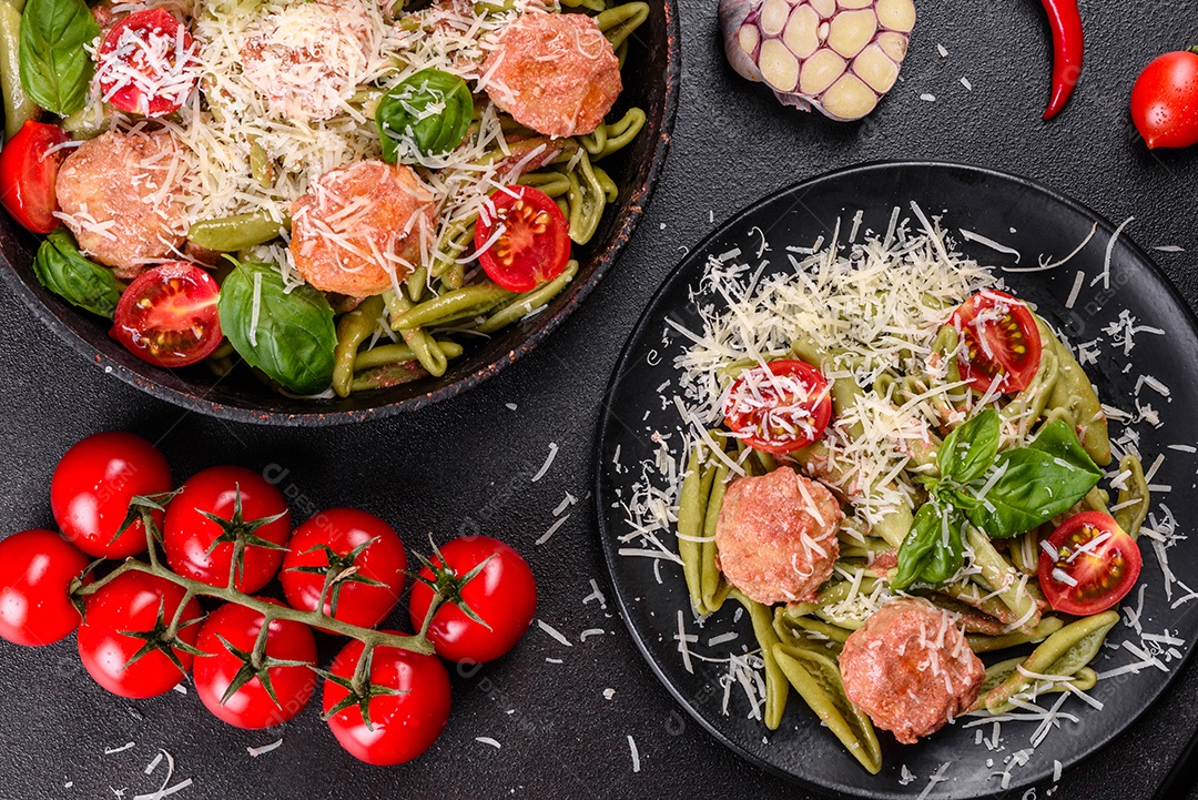 Deliciosa massa fresca com almôndegas, molho, tomate cereja e manjericão. Cozinha mediterrânea italiana