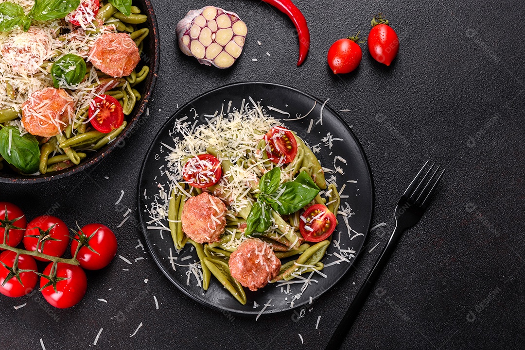 Deliciosa massa fresca com almôndegas, molho, tomate cereja e manjericão. Cozinha mediterrânea italiana