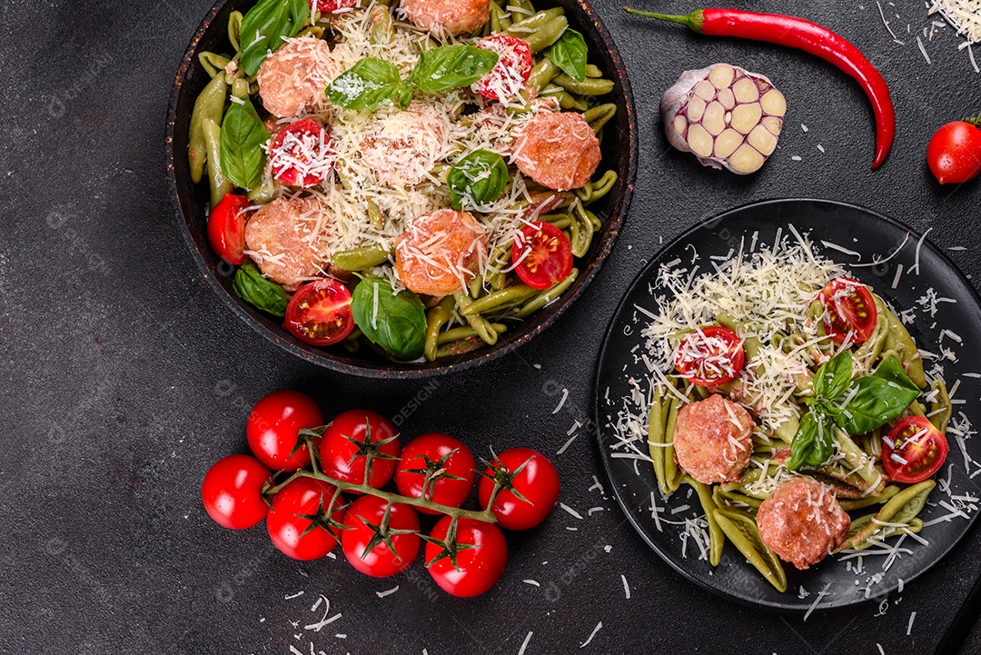 Deliciosa massa fresca com almôndegas, molho, tomate cereja e manjericão. Cozinha mediterrânea italiana