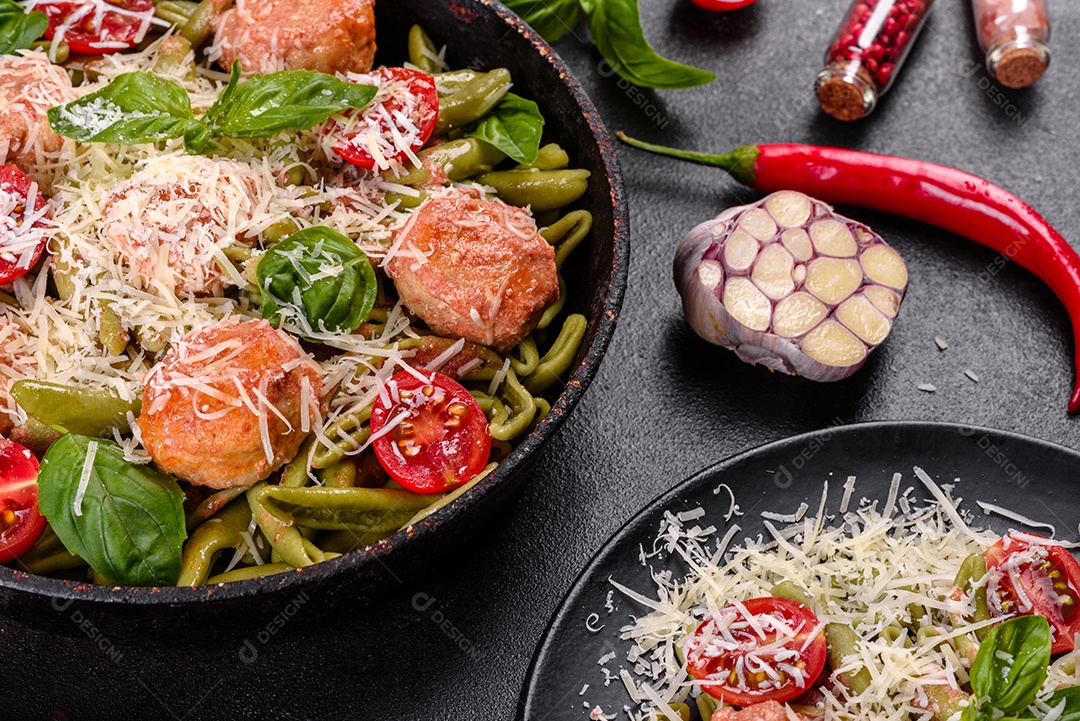 Deliciosa massa fresca com almôndegas, molho, tomate cereja e manjericão. Cozinha mediterrânea italiana