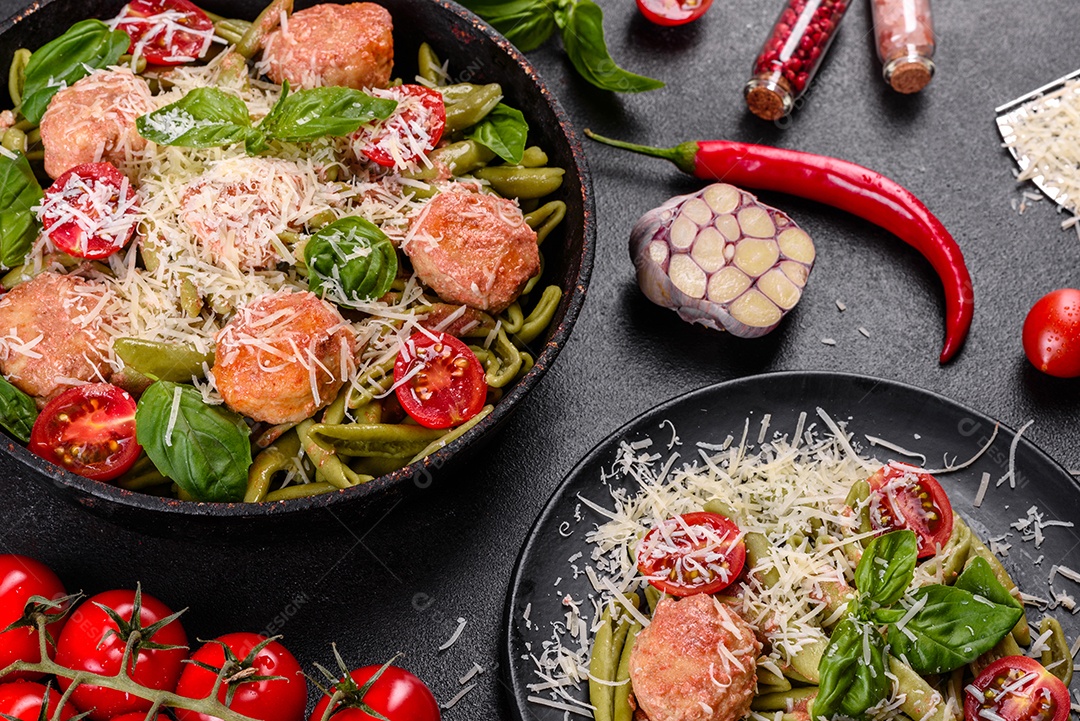 Deliciosa massa fresca com almôndegas, molho, tomate cereja e manjericão. Cozinha mediterrânea italiana