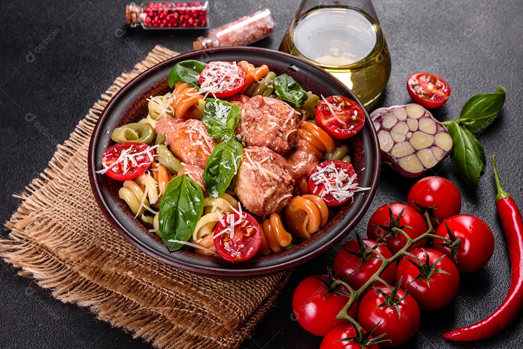 Deliciosa massa fresca com almôndegas, molho, tomate cereja e manjericão. Cozinha mediterrânea italiana