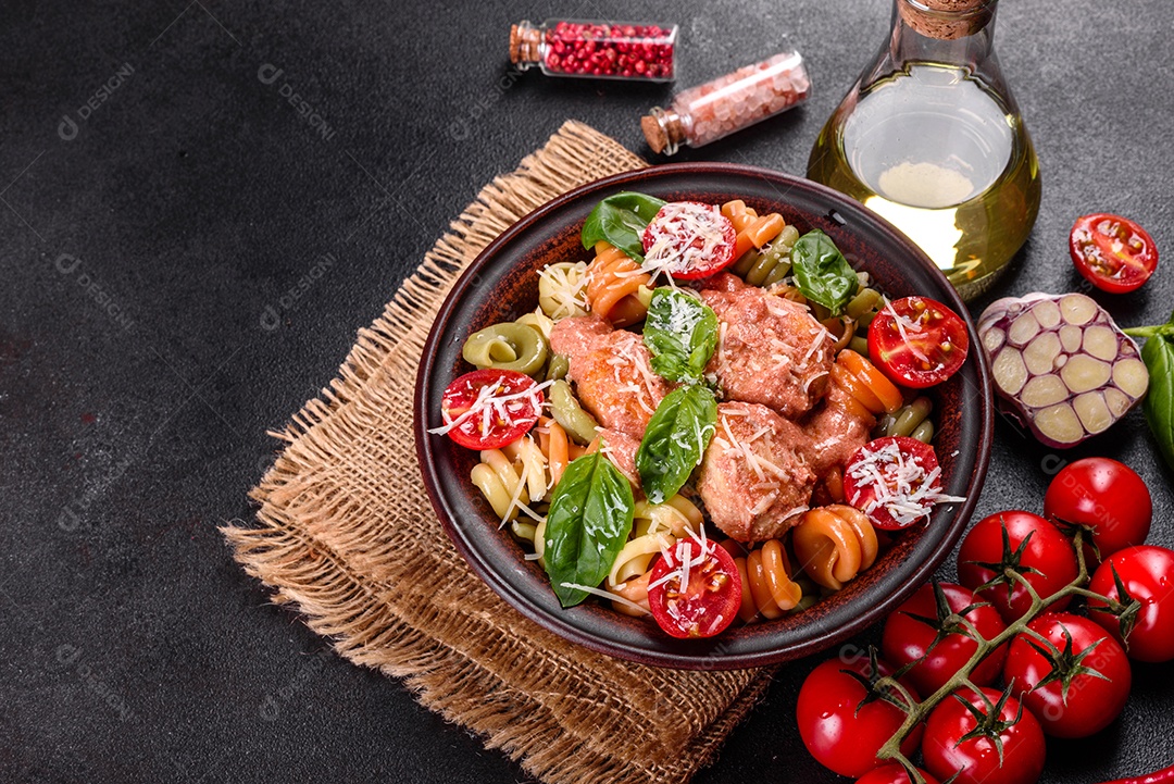 Deliciosa massa fresca com almôndegas, molho, tomate cereja e manjericão. Cozinha mediterrânea italiana