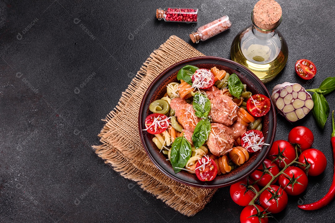 Deliciosa massa fresca com almôndegas, molho, tomate cereja e manjericão. Cozinha mediterrânea italiana