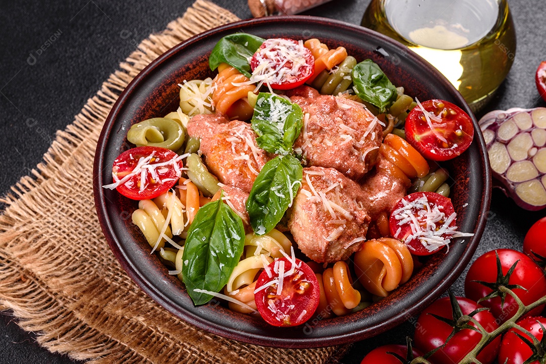 Deliciosa massa fresca com almôndegas, molho, tomate cereja e manjericão. Cozinha mediterrânea italiana