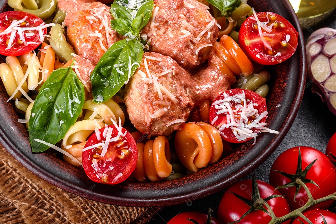 Deliciosa massa fresca com almôndegas, molho, tomate cereja e manjericão. Cozinha mediterrânea italiana