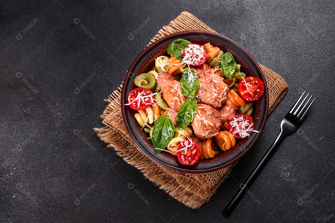 Deliciosa massa fresca com almôndegas, molho, tomate cereja e manjericão. Cozinha mediterrânea italiana