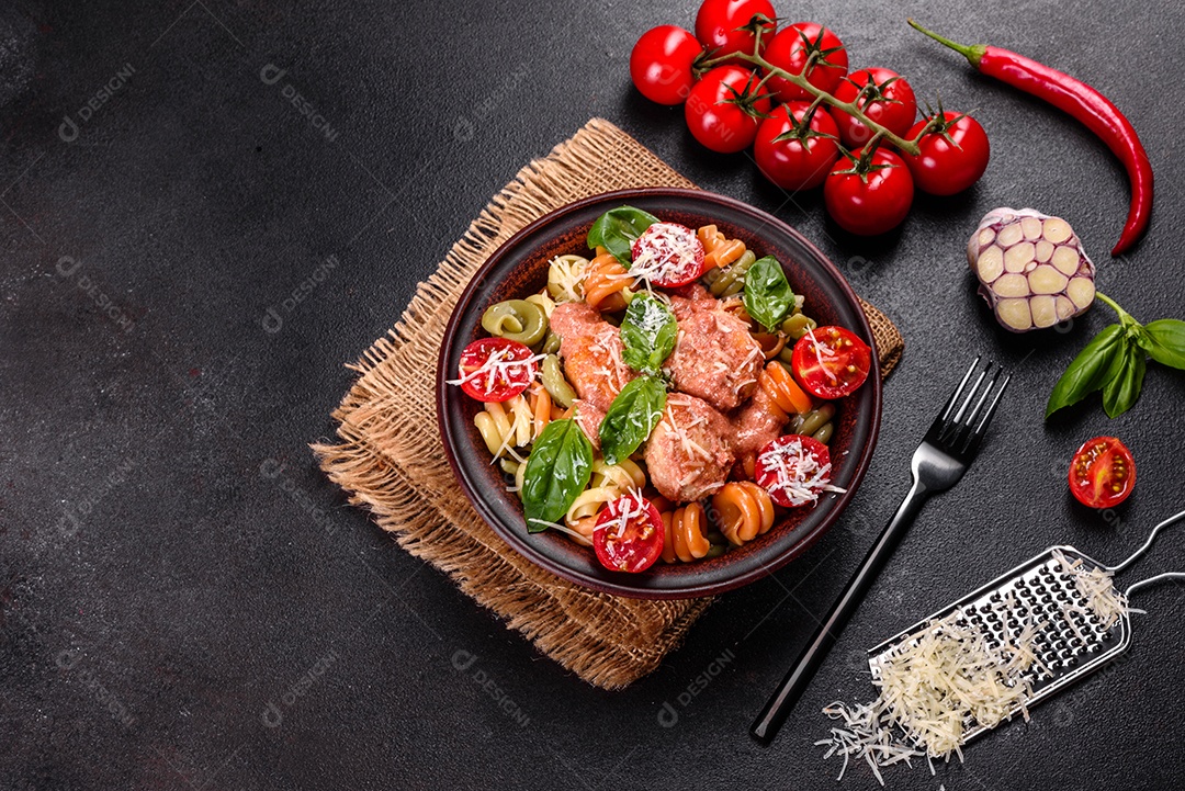 Deliciosa massa fresca com almôndegas, molho, tomate cereja e manjericão. Cozinha mediterrânea italiana