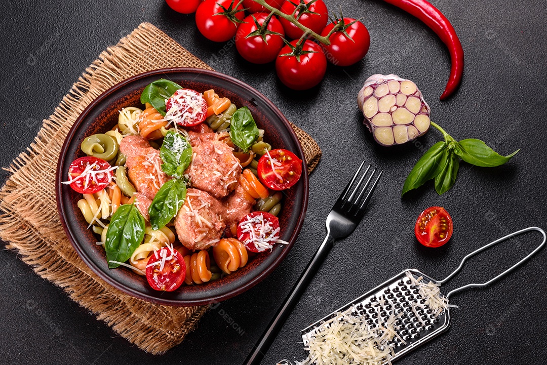 Deliciosa massa fresca com almôndegas, molho, tomate cereja e manjericão. Cozinha mediterrânea italiana