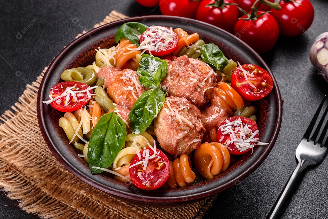 Deliciosa massa fresca com almôndegas, molho, tomate cereja e manjericão. Cozinha mediterrânea italiana