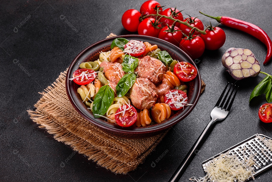 Deliciosa massa fresca com almôndegas, molho, tomate cereja e manjericão. Cozinha mediterrânea italiana