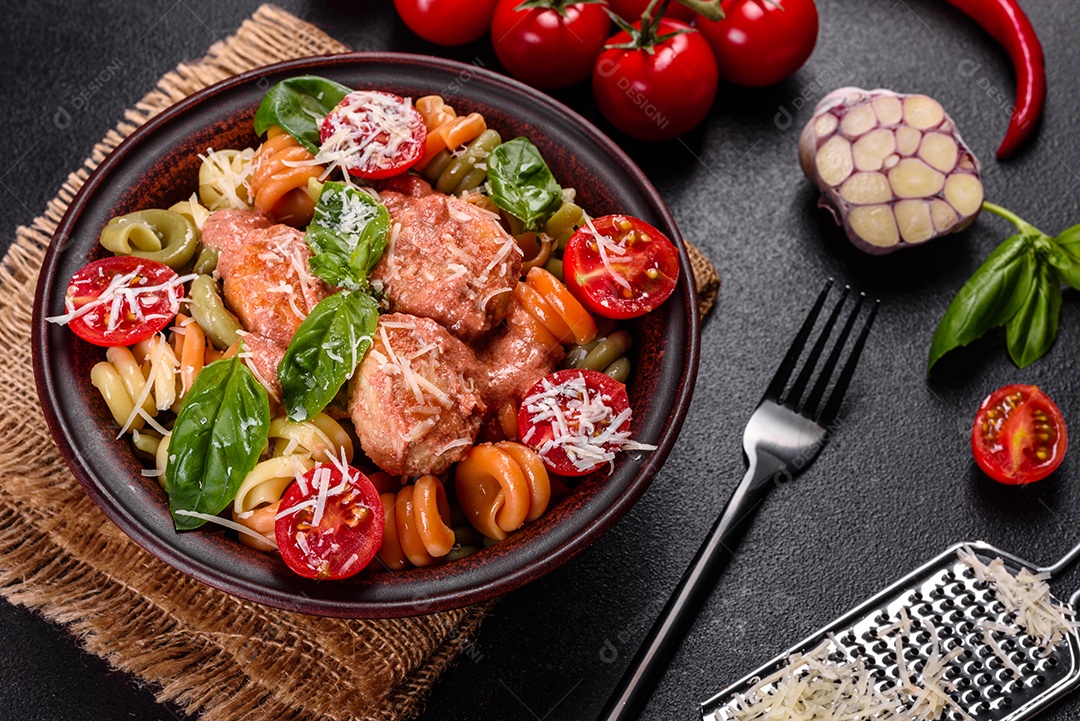 Deliciosa massa fresca com almôndegas, molho, tomate cereja e manjericão. Cozinha mediterrânea italiana