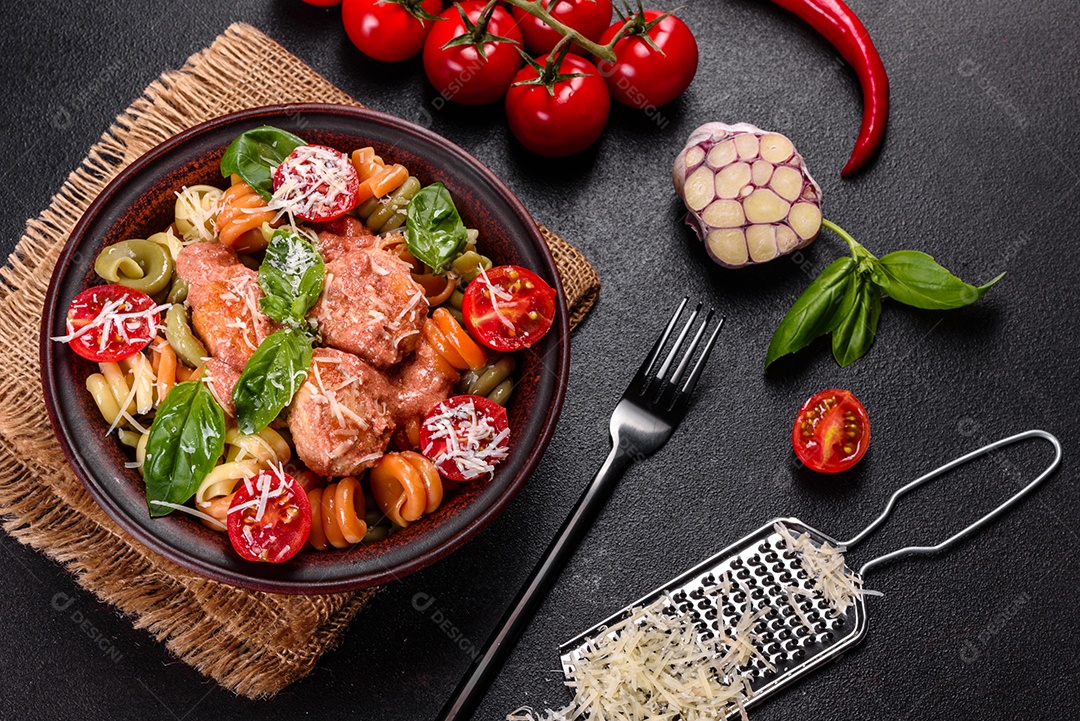 Deliciosa massa fresca com almôndegas, molho, tomate cereja e manjericão. Cozinha mediterrânea italiana