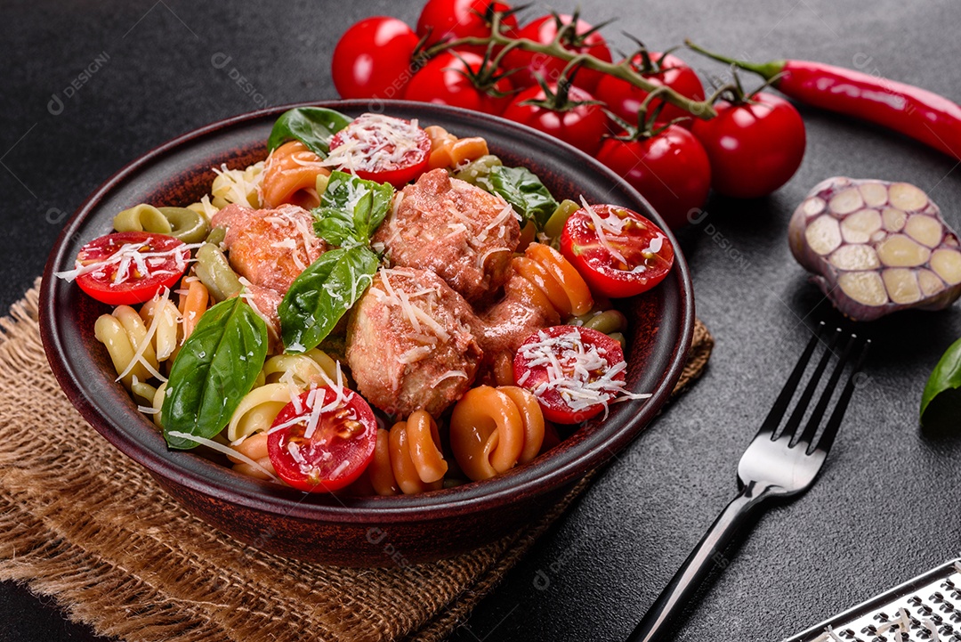 Deliciosa massa fresca com almôndegas, molho, tomate cereja e manjericão. Cozinha mediterrânea italiana