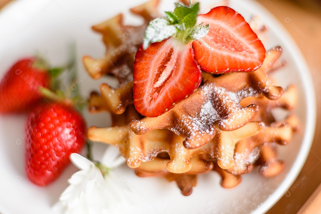 Deliciosos waffles belgas crocantes e doces com frutas e bagas. Delicioso café da manhã nutritivo e saudável