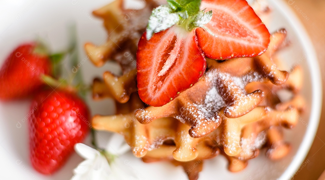 Deliciosos waffles belgas crocantes e doces com frutas e bagas. Delicioso café da manhã nutritivo e saudável