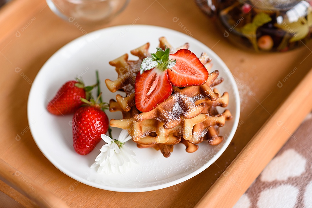 Deliciosos waffles belgas crocantes e doces com frutas e bagas. Delicioso café da manhã nutritivo e saudável