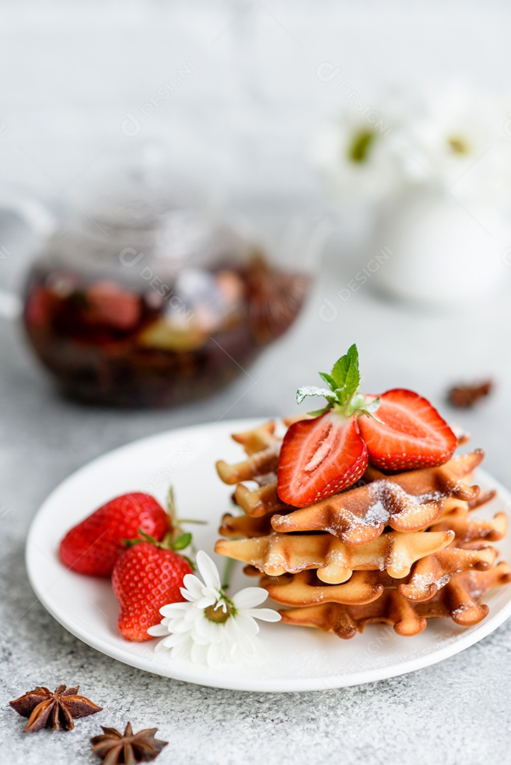 Deliciosos waffles belgas crocantes e doces com frutas e bagas. Delicioso café da manhã nutritivo e saudável