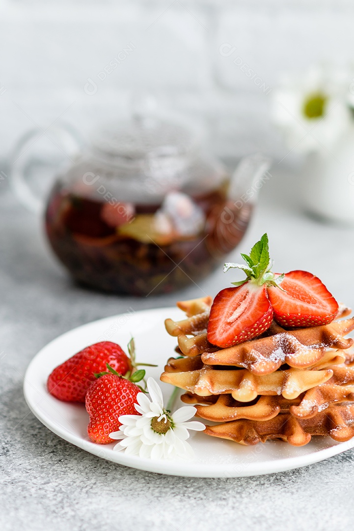 Deliciosos waffles belgas crocantes e doces com frutas e bagas. Delicioso café da manhã nutritivo e saudável