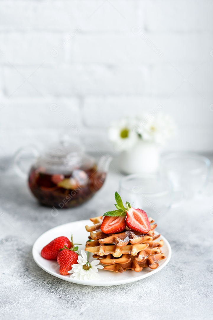 Deliciosos waffles belgas crocantes e doces com frutas e bagas. Delicioso café da manhã nutritivo e saudável