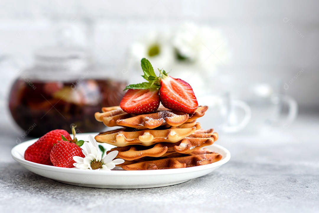 Deliciosos waffles belgas crocantes e doces com frutas e bagas. Delicioso café da manhã nutritivo e saudável