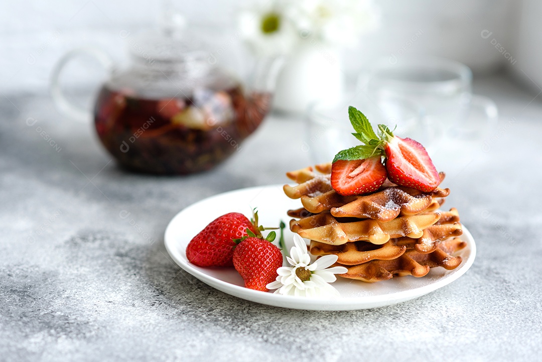 Deliciosos waffles belgas crocantes e doces com frutas e bagas. Delicioso café da manhã nutritivo e saudável