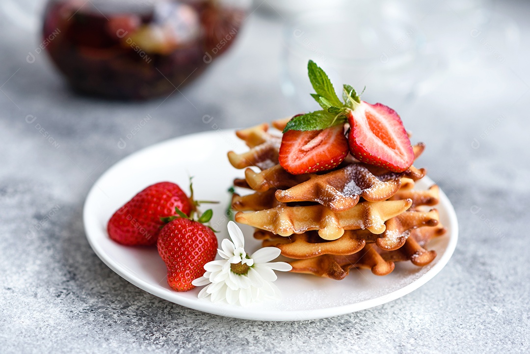 Deliciosos waffles belgas crocantes e doces com frutas e bagas. Delicioso café da manhã nutritivo e saudável