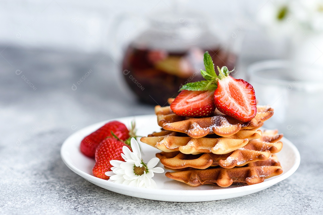 Deliciosos waffles belgas crocantes e doces com frutas e bagas. Delicioso café da manhã nutritivo e saudável