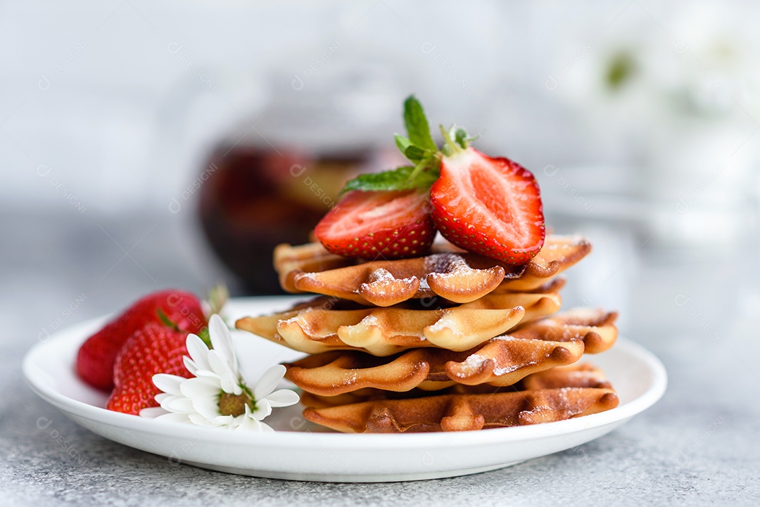 Deliciosos waffles belgas crocantes e doces com frutas e bagas. Delicioso café da manhã nutritivo e saudável