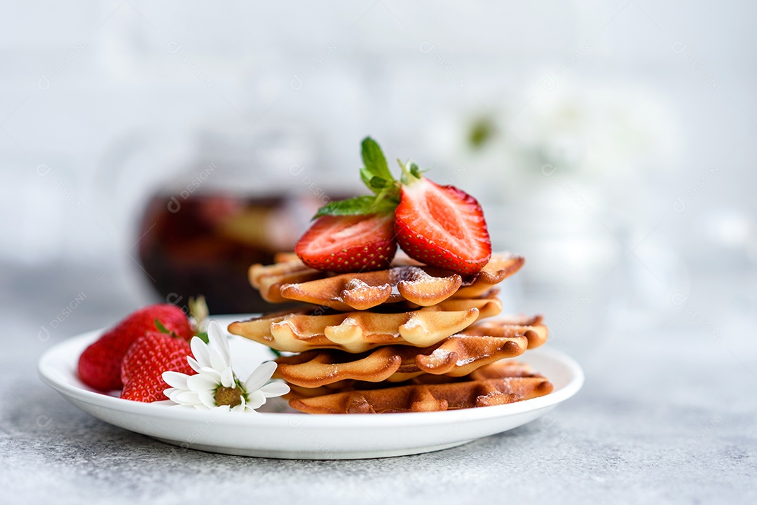 Deliciosos waffles belgas crocantes e doces com frutas e bagas. Delicioso café da manhã nutritivo e saudável