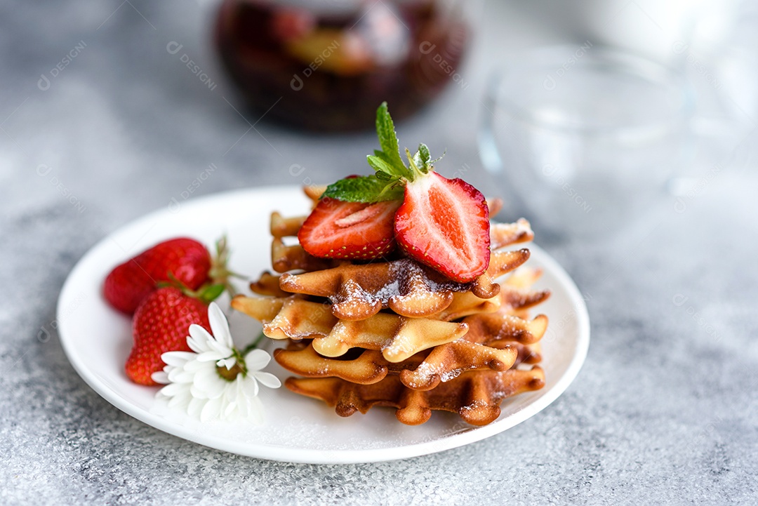 Deliciosos waffles belgas crocantes e doces com frutas e bagas. Delicioso café da manhã nutritivo e saudável