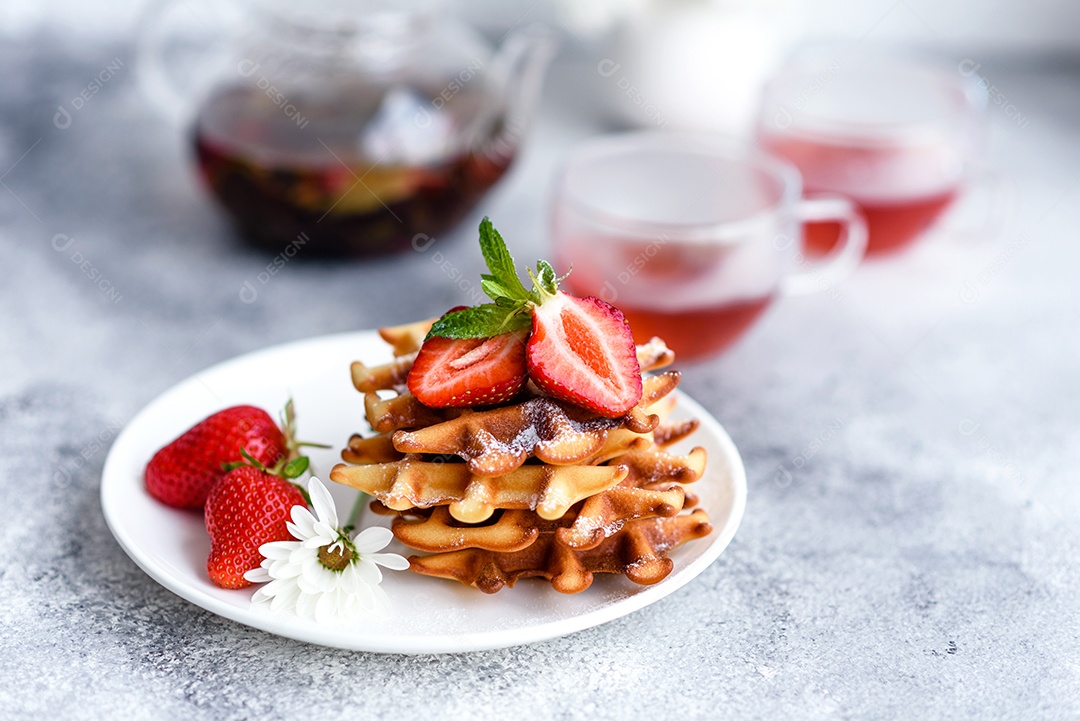 Deliciosos waffles belgas crocantes e doces com frutas e bagas. Delicioso café da manhã nutritivo e saudável