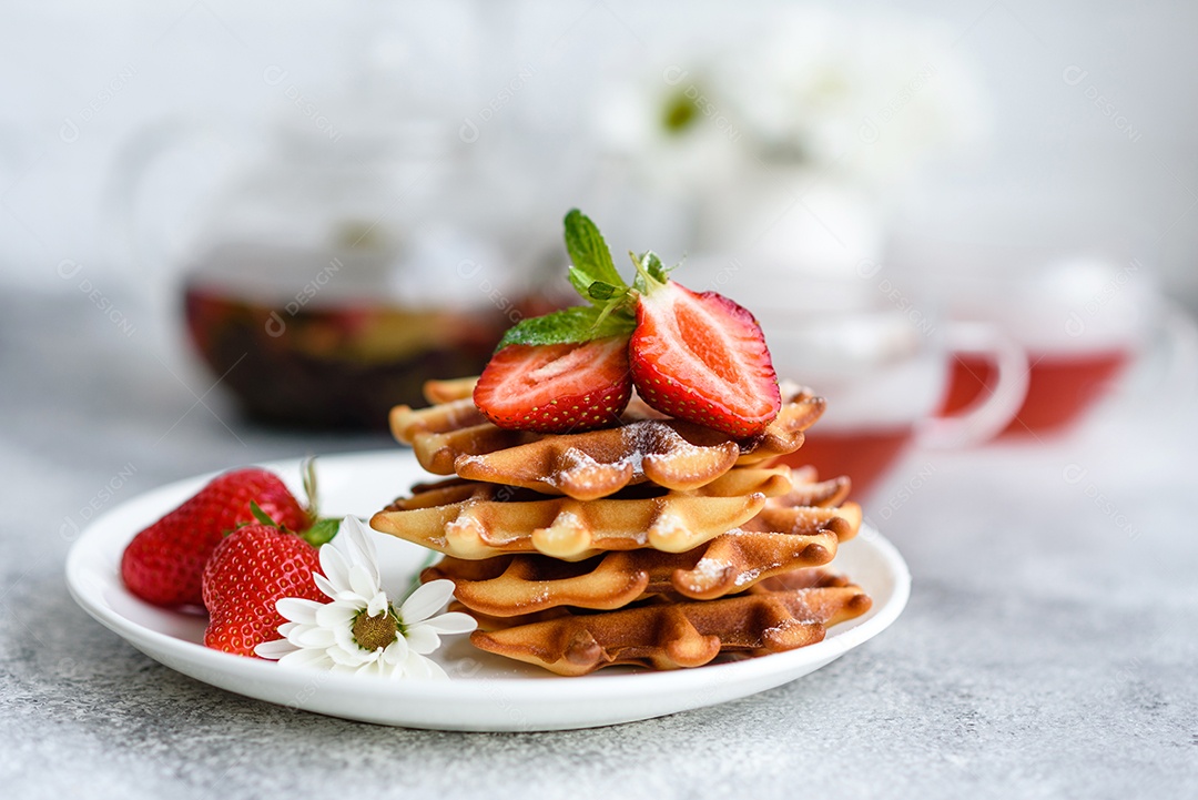 Deliciosos waffles belgas crocantes e doces com frutas e bagas. Delicioso café da manhã nutritivo e saudável