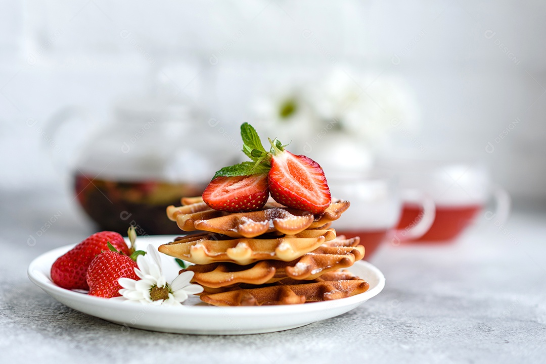 Deliciosos waffles belgas crocantes e doces com frutas e bagas. Delicioso café da manhã nutritivo e saudável