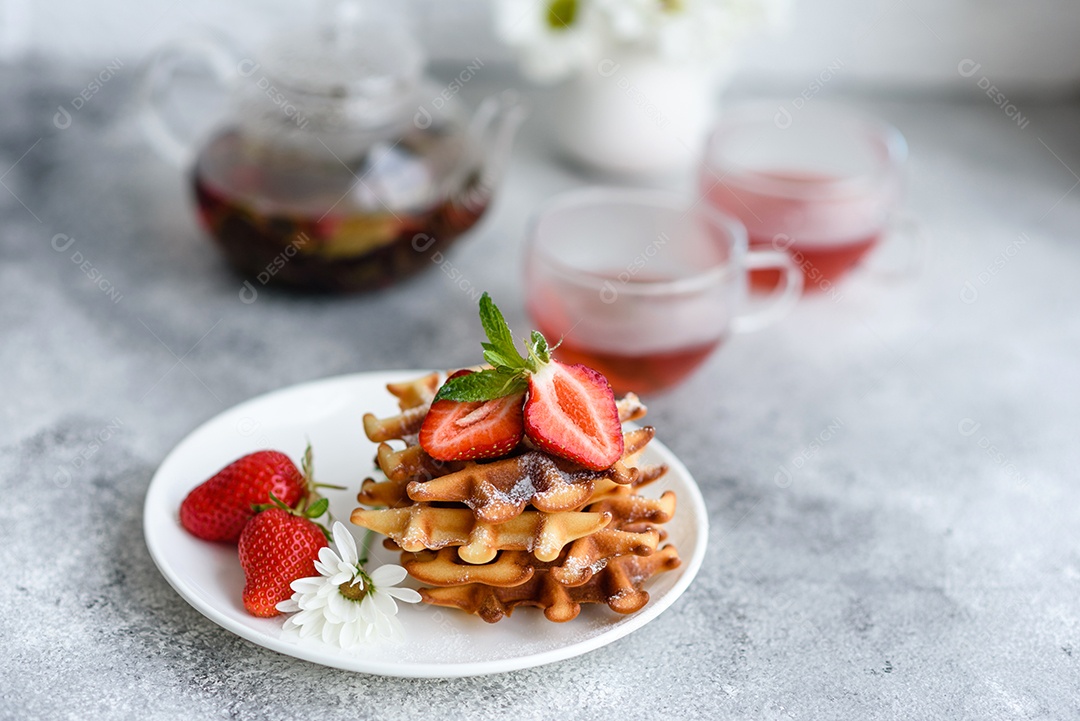 Deliciosos waffles belgas crocantes e doces com frutas e bagas. Delicioso café da manhã nutritivo e saudável