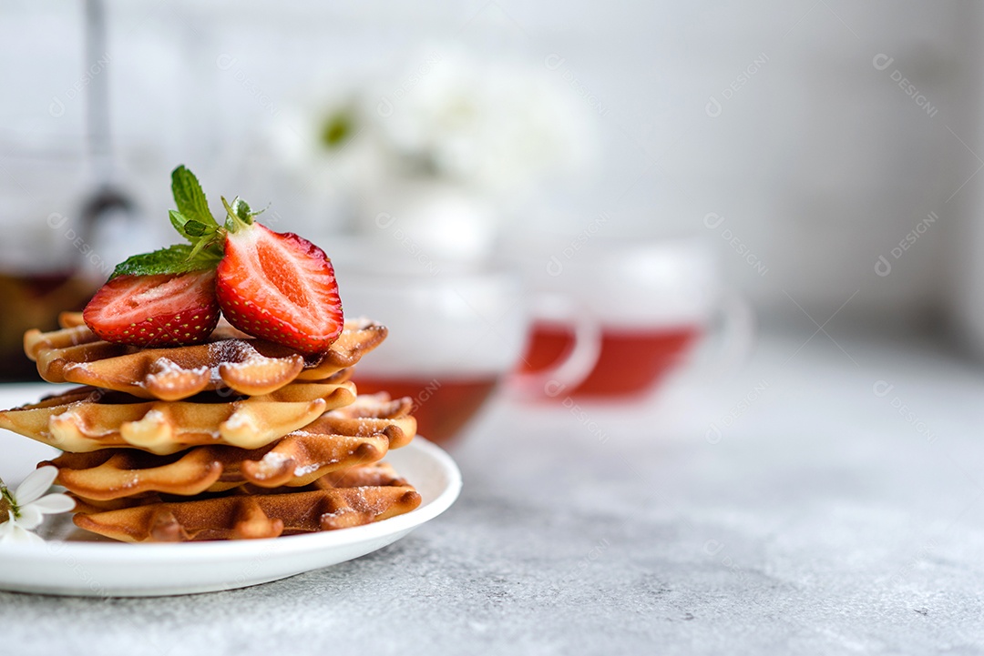 Deliciosos waffles belgas crocantes e doces com frutas e bagas. Delicioso café da manhã nutritivo e saudável