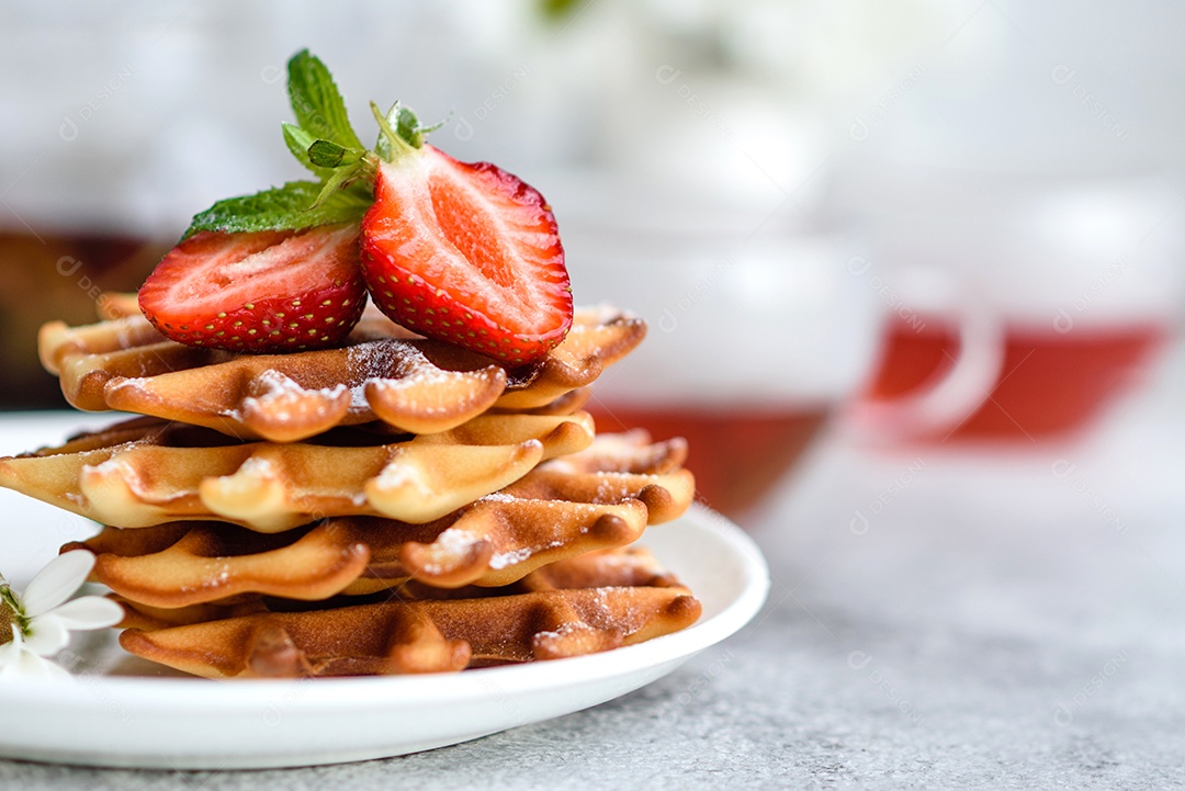 Deliciosos waffles belgas crocantes e doces com frutas e bagas. Delicioso café da manhã nutritivo e saudável